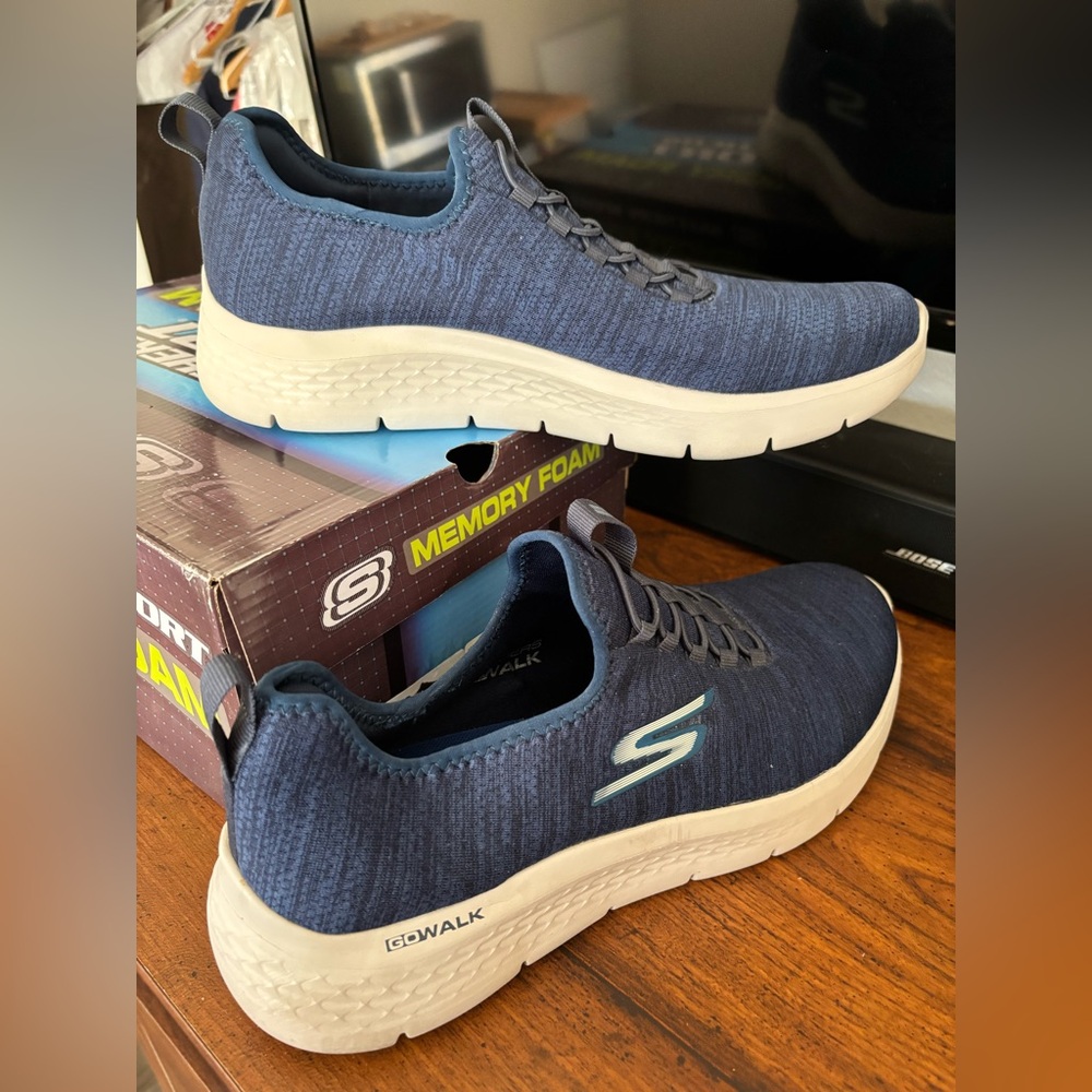 Men’s Sketchers Go Walk Flex Sz 10 Sneakers - Navy/Blue; Lightly Worn.